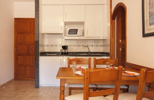 Cala San Vicente Haus | Apt. Roble mit Balkon, Gemeinschaftspool, Strandnähe 300 m, Wifi