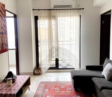 Bekasi Wohnung | Apt Transpark Cibubur 2 BR With Wi-Fi & Pool