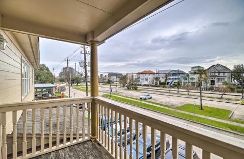 Clear Lake Shores Wohnung | Apt with Balconies - Steps to Kemah Boardwalk!