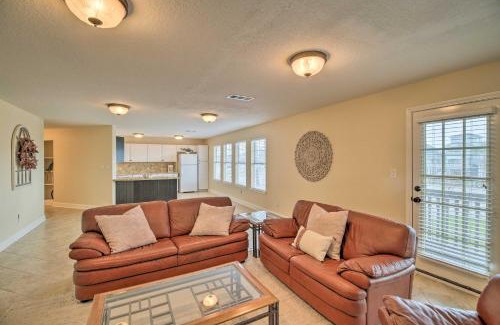 Clear Lake Shores Wohnung | Apt with Balconies - Steps to Kemah Boardwalk!