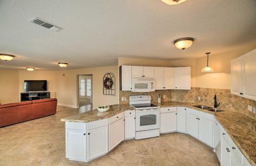 Clear Lake Shores Wohnung | Apt with Balconies - Steps to Kemah Boardwalk!