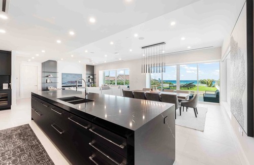 Seven Mile Beach Eigentumswohnung | Aqua #2: Full-Floor Luxury Condo on 7Mile Beach w/Oceanfront Terrace, Private Hot Tub, & Communal Pool.