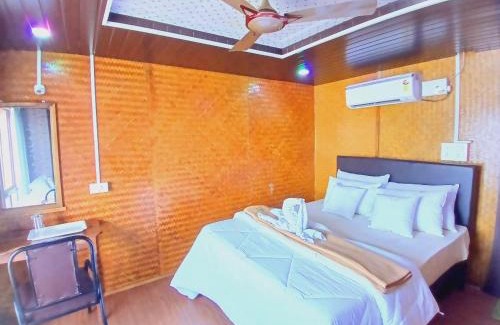 Khattalwada Bootsverleih | Aquaholic - A Floating Villa