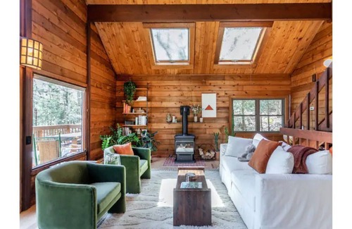 Bantam Kabine | Architect's A-Frame with a Salt Water Hot Tub on a Mountain in Litchfield