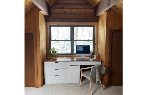 Bantam Kabine | Architect's A-Frame with a Salt Water Hot Tub on a Mountain in Litchfield