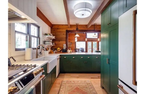 Bantam Kabine | Architect's A-Frame with a Salt Water Hot Tub on a Mountain in Litchfield