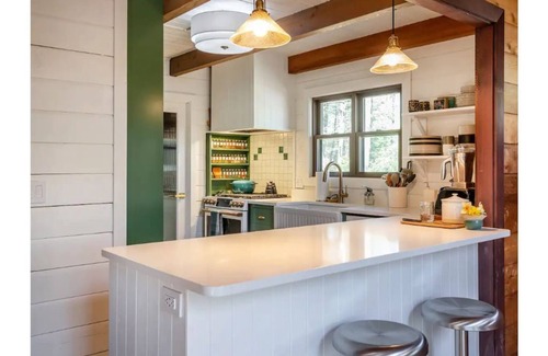 Bantam Kabine | Architect's A-Frame with a Salt Water Hot Tub on a Mountain in Litchfield