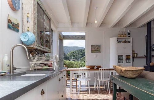 Piha Haus | Architecturally designed beach front house