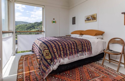 Piha Haus | Architecturally designed beach front house