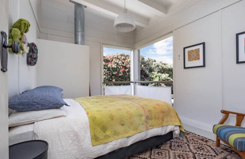 Piha Haus | Architecturally designed beach front house