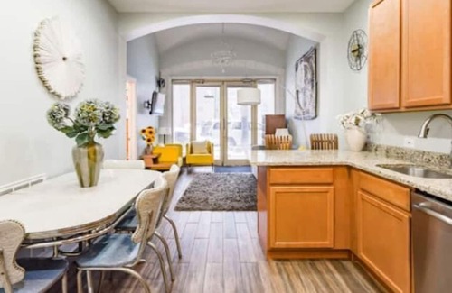 Old Town Triangle Haus | Archways at the Lincoln Park Zoo 2bed/2ba