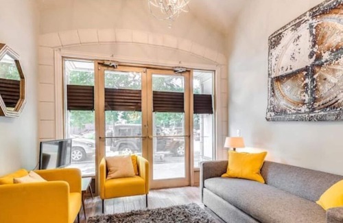 Old Town Triangle Haus | Archways at the Lincoln Park Zoo 2bed/2ba