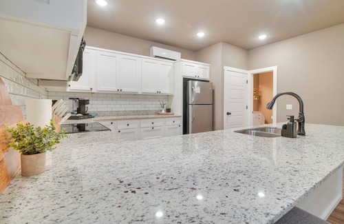 Farmington Haus | Arkansas Guest Suite w/ Deck: Near Fayetteville!