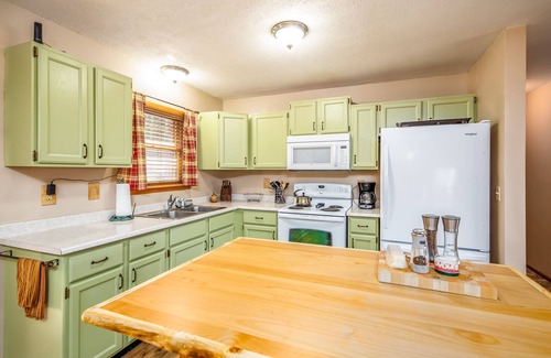 Cimarron Kabine | Arrowhead Sanctuary!! Beautiful Cabin! Deck with Fire Pit & Incredible Views!