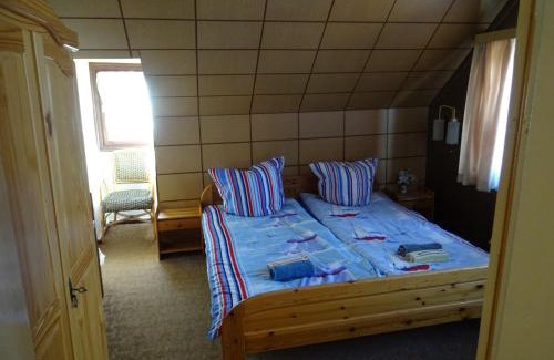 Blankenburg Haus | " ART DDR" eig Bad dir im Zim, 3 OG, Treppensteigen kein Fruehhstück keine Kueche nur Uebernachtung Parkpl, WIFI, Blankenb