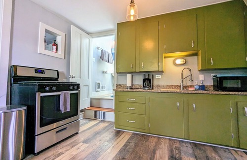 Brooksville Wohnung | Artsy Coastal Apartment