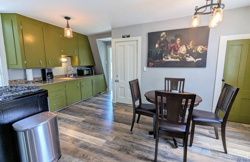 Brooksville Wohnung | Artsy Coastal Apartment