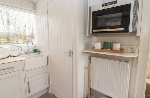 Blandford Saint Mary Hütte | ART STUDIO, pet friendly, with hot tub in Blandford Forum