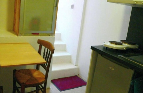 Camaret-sur-Mer Wohnung | Artist's gîte 50 m from the sea and stores, quiet, flower-filled street