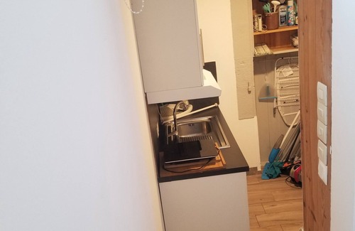 Camaret-sur-Mer Wohnung | Artist's gîte 50 m from the sea and stores, quiet, flower-filled street