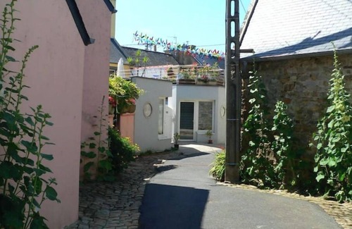 Camaret-sur-Mer Wohnung | Artist's gîte 50 m from the sea and stores, quiet, flower-filled street