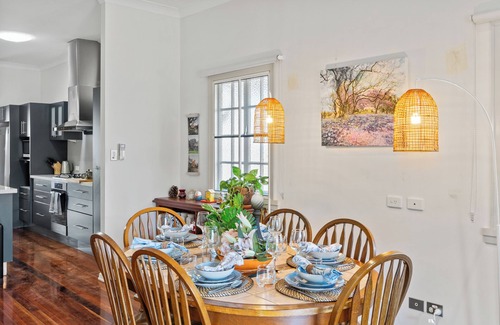 Norman Park Haus | Artistic Queenslander with Park Views - near City!