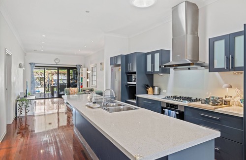Norman Park Haus | Artistic Queenslander with Park Views - near City!