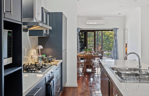 Norman Park Haus | Artistic Queenslander with Park Views - near City!