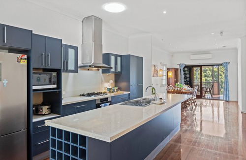 Norman Park Haus | Artistic Queenslander with Park Views - near City!