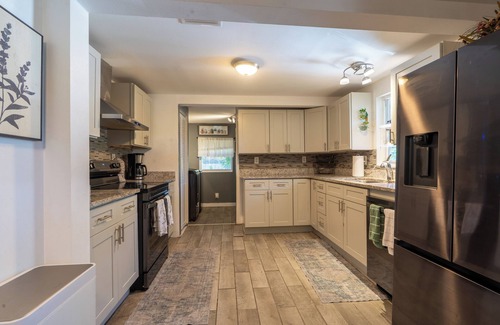 Bay VIew Addition Hotel | Artsy, Pet-Friendly, Relaxing Escape Near St. Andrews Bay in Panama City Florida