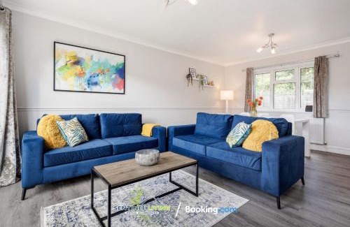 Ascot Haus | Ascot 4BR Perfect Summer Home by Sentinel Living Short Lets & Serviced Accommodation With Free Parking