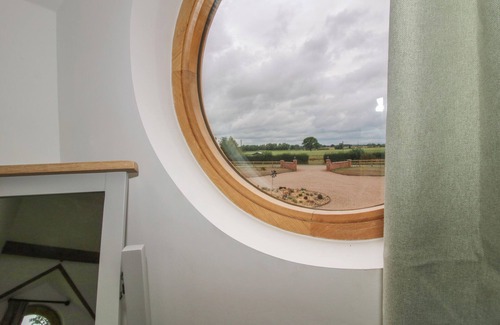 Loppington Hütte | ASH BARN, pet friendly, with a garden in Wem
