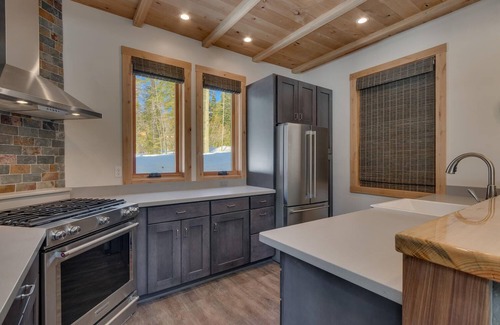 Tahoe Pines Haus | Aspen Paradise: 4 BR / 2. 5 BA vier Schlafzimmer in Homewood, Schlafmöglichkeiten für 8