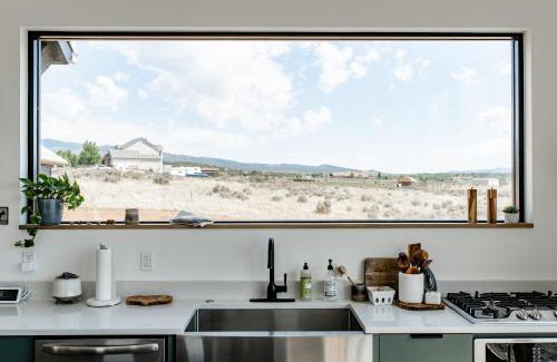 New Harmony Haus | Astoa Etxea - Peaceful Retreat Near Zion