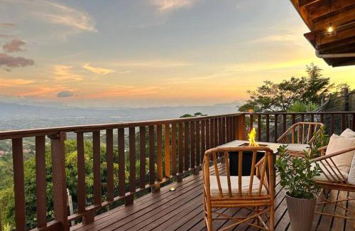 Bolivar Haus | Astonishing view at Poás Volcano slopes: Casa Lili