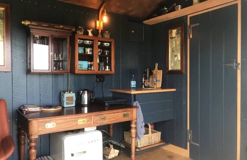 Beaminster Wohnmobilvermietung | Astronomer Hut-glorious views with hot tub