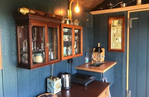 Beaminster Wohnmobilvermietung | Astronomer Hut-glorious views with hot tub