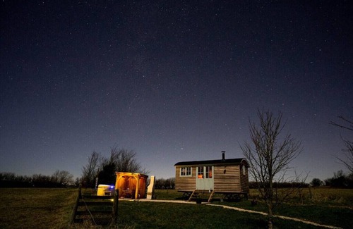 Beaminster Wohnmobilvermietung | Astronomer Hut-glorious views with hot tub