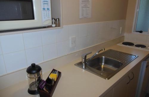 Manukau City Hotel | ASURE Camelot Arms Motor Lodge