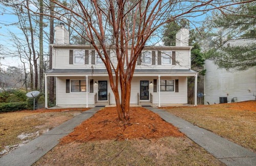 Woodstock Haus | ATH - Downtown Woodstock Luxury - Walk to Cherokee Amphitheater (1/4 mile) 3 Bedroom