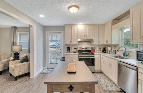 Woodstock Haus | ATH - Sleeps 6 - 3 Beds - Fenced/Pet friendly - Cabo