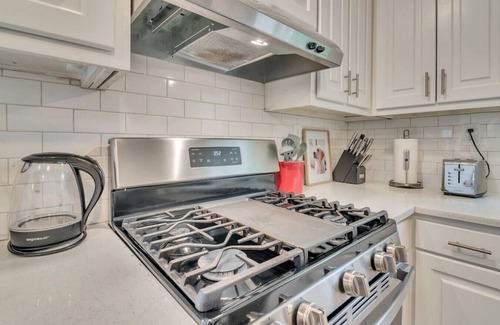 Woodstock Haus | ATH - Sleeps 6 - 3 Beds - Fenced/Pet friendly - Cabo