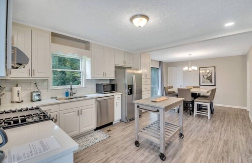 Woodstock Haus | ATH - Sleeps 6 - 3 Beds - Fenced/Pet friendly - Cabo