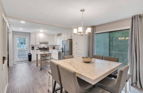 Woodstock Haus | ATH - Sleeps 6 - 3 Beds - Fenced/Pet friendly - Cabo