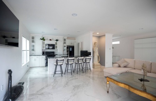 Galloway Haus | Athena Elegant Bright Romantic jetted tub getaway wedding venues fitness room