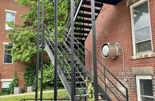 Athens Wohnung | Athenian Apartment-Uptown:1 block to Court Street & 2 blocks to College Green.
