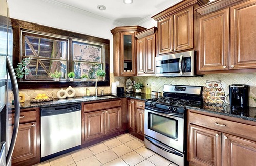 Poncey-Highland Haus | ATL Charming 1929 Historic Craftsman Bungalow