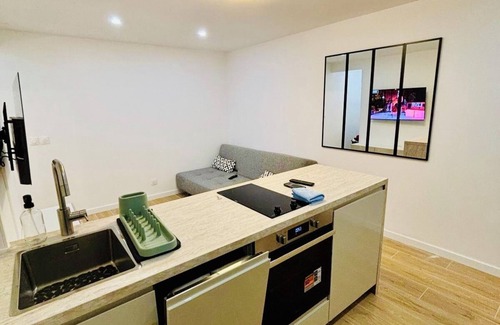 Universite Wohnung | Attractive renovated apartment including secure covered parking, 10 min from Paris