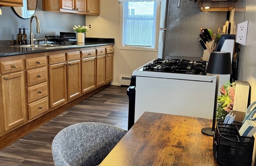 Dover-Foxcroft Wohnung | ATV trail nearby, dog-friendly 1-bed apartment in D-F with fully-stocked kitchen