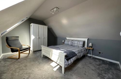 Atworth Haus | Atworth Haven: 4-Bed Home with Garden